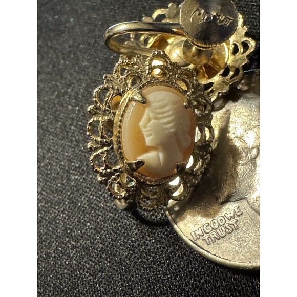CORO Vintage Carved Shell Cameo Silver Tone Screw Back Earring - Picture 1 of 5